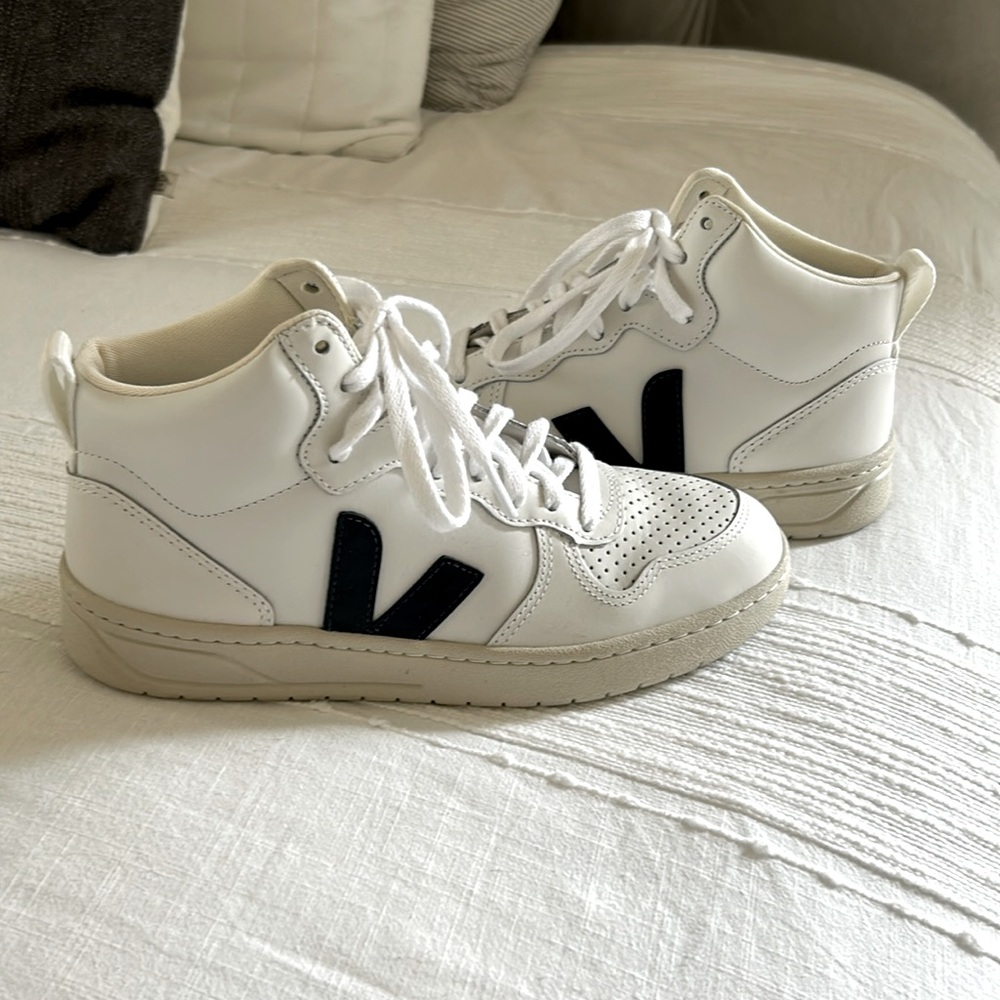 VEJA V-15 White Natural Leather High Top/Mid Top  Sneakers Women’s 7 Unisex
